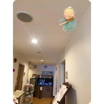 西川医院の廊下に天井から吊り下げて展示している図工舎のそよかぜの妖精ドール