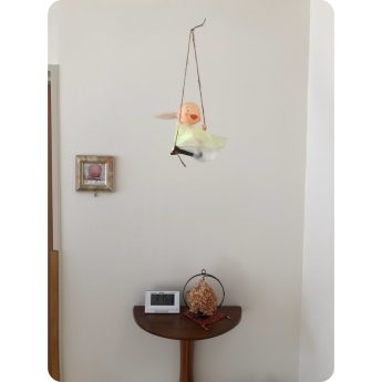 西川医院の廊下の天井から吊られているブランコをする図工舎の妖精クレイドール