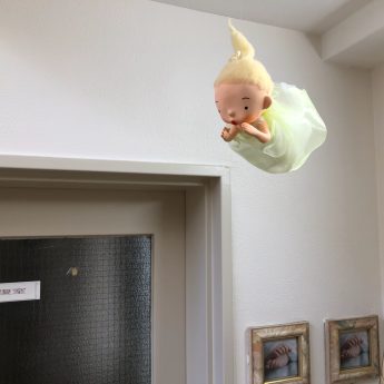 西川医院の廊下の天井から吊られて展示している図工舎のクレイドール