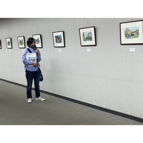 坂出市民美術館にてごとうゆき＆池知隆　坂出の旅の作品の説明をしている光景