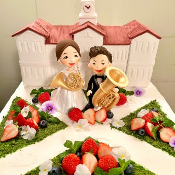 図工舎　クレイドール ウェディングドール　背後は関西学院大学の時計台